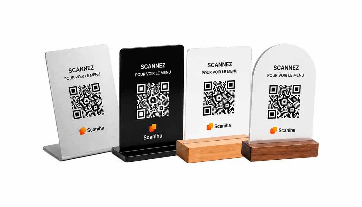 Présentoirs QR Scaniha sur table — finitions aluminium, acrylique noir, bois clair et bois foncé